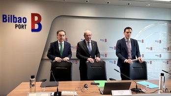 Ricardo Barkala, en el centro, en la rueda de prensa de la Autoridad Portuaria.