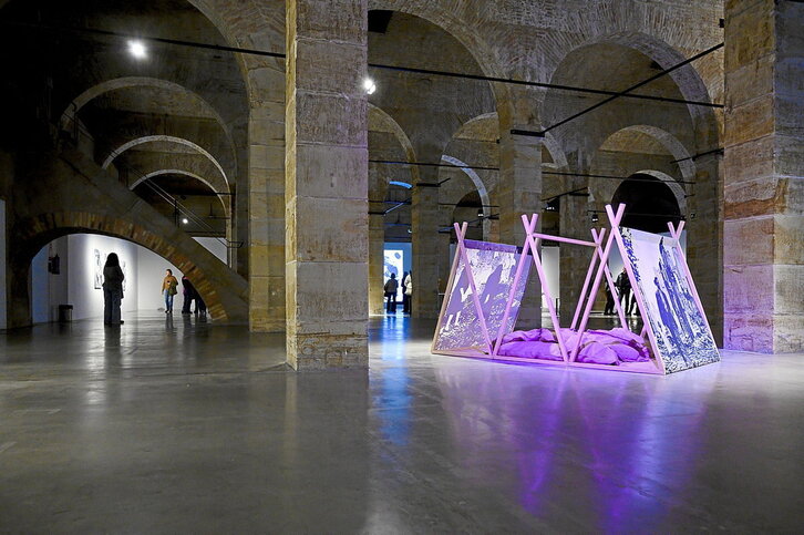 Vista general de la exposición «Metralla Zauriak», de la bilbotarra Verónica Domingo-Alonso, que se puede ver hasta el 16 de marzo en el depósito de aguas de Gasteiz.