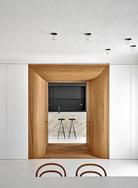 Irudian, etxeko beste espazio batzuetara eramaten duten piezak, hala nola sukaldera.