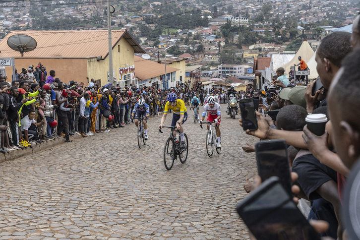 Vecinos de Kigali presencian los últimos kilómetros de la etapa final del Tour de Ruanda del año pasado.