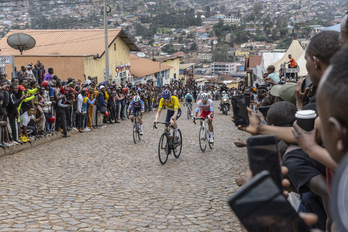 Vecinos de Kigali presencian los últimos kilómetros de la etapa final del Tour de Ruanda del año pasado.