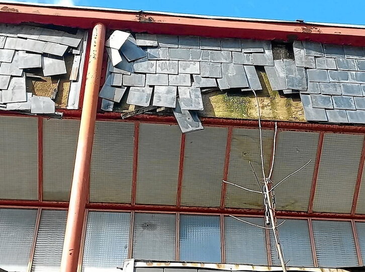 Detalle del aspecto exterior de la iglesia del barrio de Zaramaga.