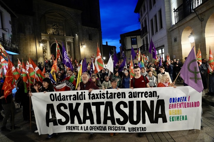 Jende multzoa, Errenteriako Plazatik abiatzeko prest.