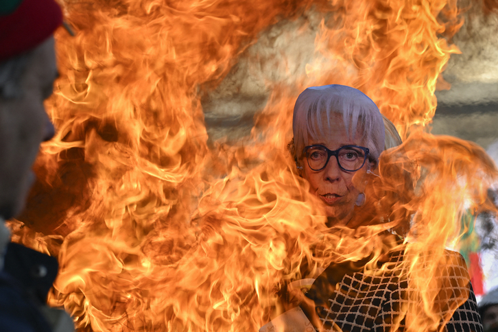 Los manifestantes quemaron fotos de Lagarde además de vandalizar la sede de la UE.