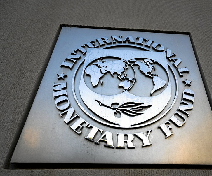 Logotipo del Fondo Monetario Internacional en su sede de Nueva York
