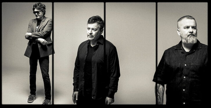 Foto promocional de la formación galesa Manic Street Preachers y, a la derecha, portada del disco.