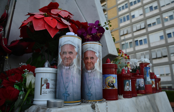 Velas con la efigie de Bergoglio en señal de apoyo ante el Hospital Gemelli.