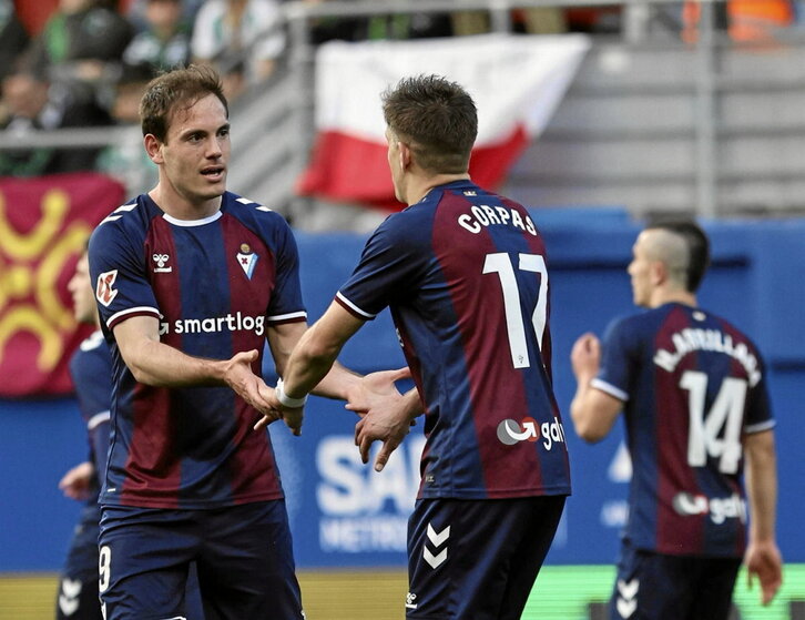 Bautista se felicita con Corpas, que le asistió en los dos goles.