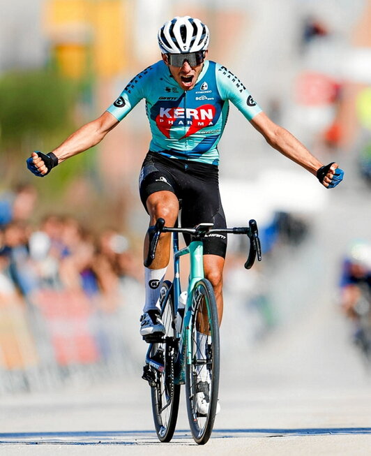 Diego Uriarte celebra su primera victoria.