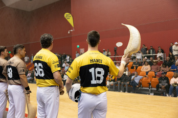 Erkiaga eta Manci, irudian finalerdietako partidan zaleak agurtzen, txapeldun izan dira Danian.