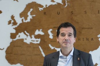 El consejero atendió a NAIZ en la sala de reuniones de la Dirección de Industria.