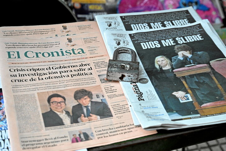Portadas de los periódicos argentinos después de que Javier Milei apoyara una criptomoneda que resultó ser un fraude.