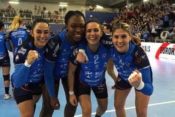 La imagen del final del partido ilustra lo dulce que ha sido la derrota para Bera Bera.