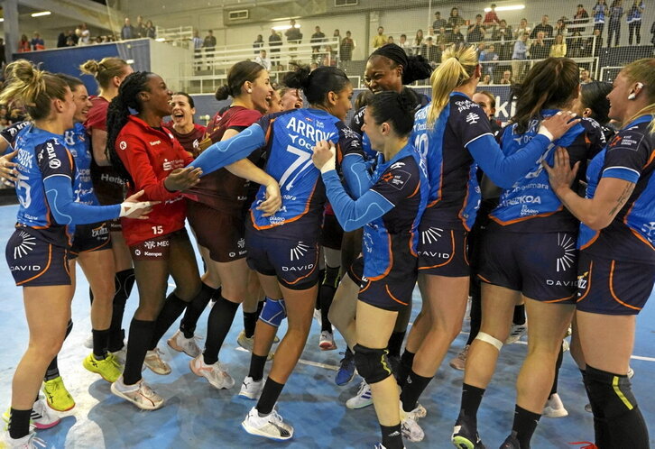 Jugadoras de Bera Bera y Flames celebran juntas la clasificación europea.