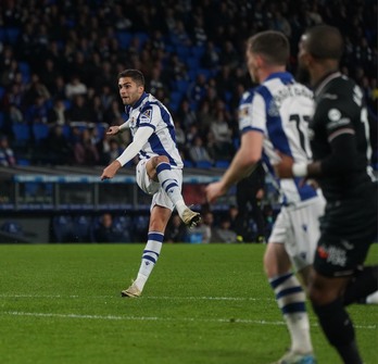 Zakharyan sigue con la mirada el balón del 1-0.