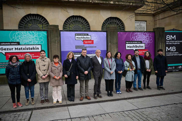 El vicelehendakari Félix Taberna; la directora del INAI-NABI, Patricia Abad; el Defensor del Pueblo, Patxi Vera; y representantes de partidos parlamentarios en la presentación de la campaña del 8-M.