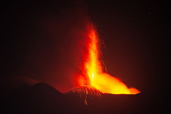 La erupción del Etna ha causado problemas de diverso tipo, pero también la visita de temerarios turistas.