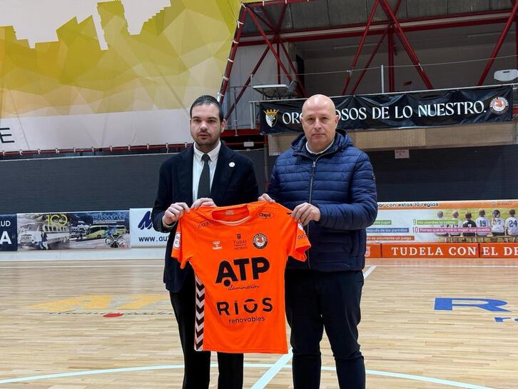 Ramón Lázaro y David Zamorano posan con la camiseta del club ribero en la presentación del segundo.