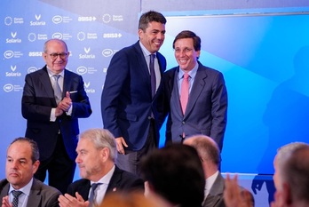 El president de la Generalitat valenciana, Carlos Mazón, y el alcalde de Madrid, José Luis Martínez-Almeida, durante el desayuno informativo.