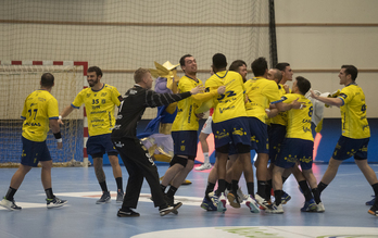 Los jugadores del Bidasoa quieren repetir esta celebración este martes ante el Limoges.