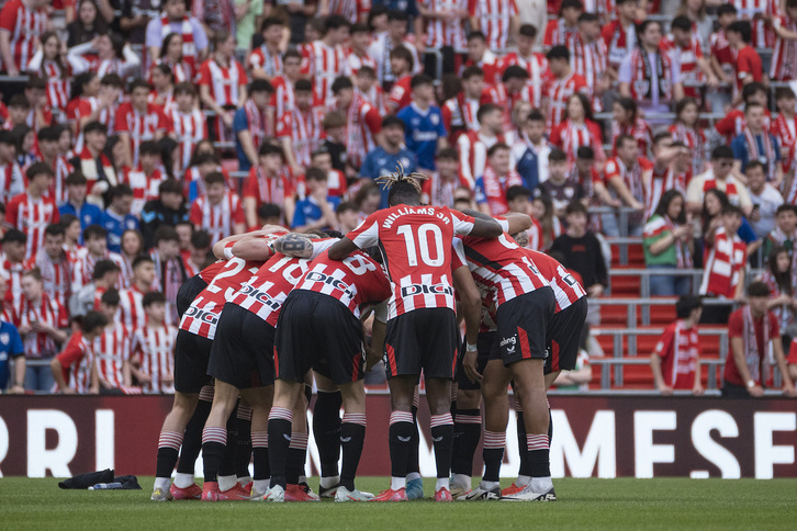 Los jugadores del Athletic hacen piña en San Mamés antes del encuentro ante el Valladolid.