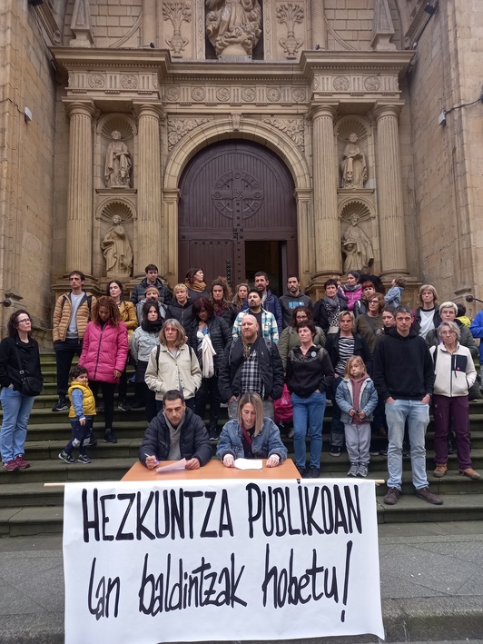 Hainbat irakaslek agerraldia egin dute Errenterian.