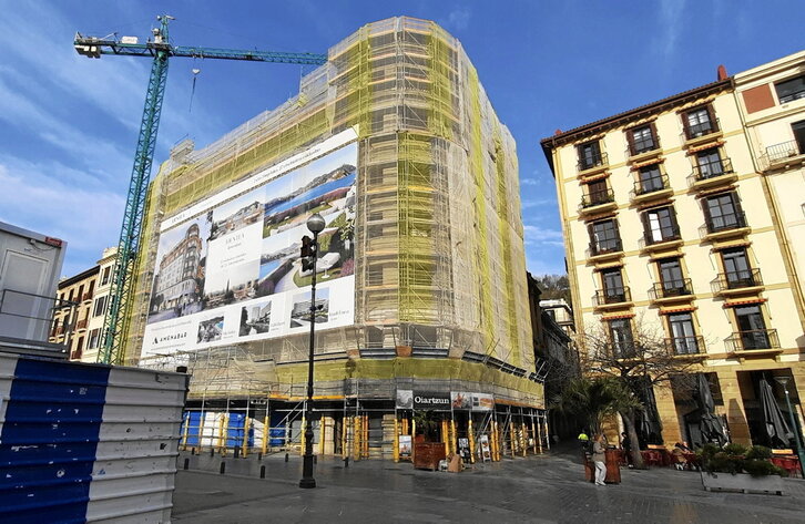 El edificio en obras en Ijentea 2, en una imagen tomada la semana pasada. En la pancarta exterior se anuncian 27 viviendas.