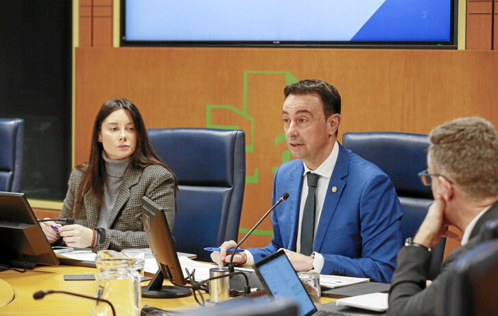 Mikel Torres, lehendakariordea eta Ekonomia, Lan eta Enplegu sailburua, atzoko agerraldian.