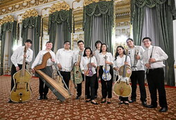 Integrantes de la Orquesta de Instrumentos Reciclados de Cateura, en el palacio Lancaster House.