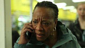 Pansy ( Marianne Jean-Baptiste) da filmeko protagonista nagusia