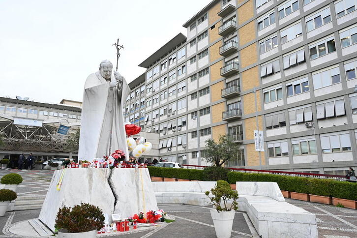 Una estatua de Juan Pablo II ante el hospital Gemelli de Roma, en el que se encuentra ingresado Francisco.
