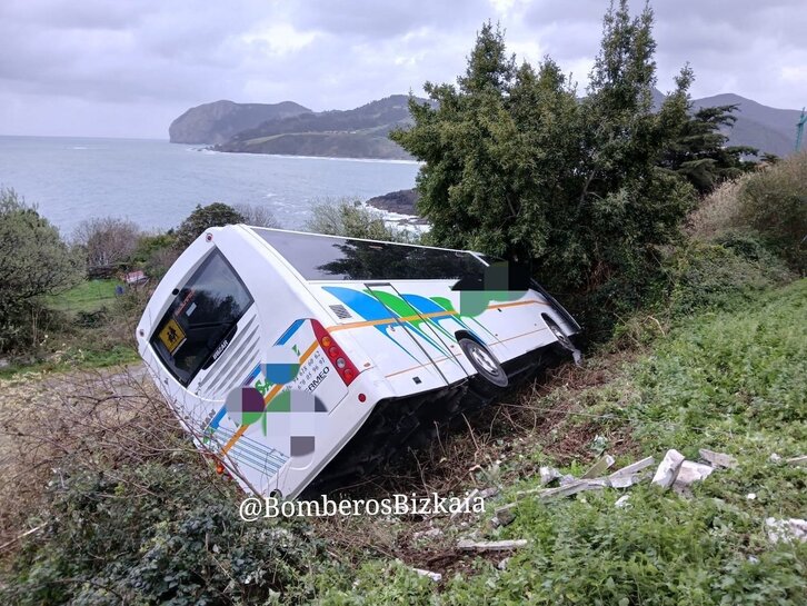 El autobús ha caído por un terraplén en Mundaka.