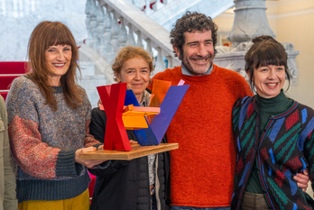 ‘Zorretan’ antzezlaneko lan taldea,  Donostia Antzerki Sariaren berri emandako prentsaurrekoan.