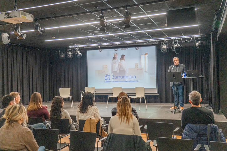Jon Abril Olaetxea Elhuyarreko koordinatzailea Zurrunbiloa proiektua aurkezten, partaide batzuen aitzinean.