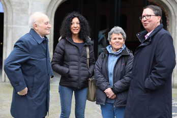 Leila Guerriero e Itxaro Borda, en el centro, este martes en Bilbo.