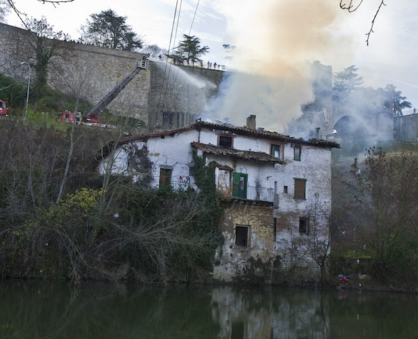 Imagen de archivo del incendio que sufrió la casa de Barquilleros en 2012. (Lander F. ARROYABE/FOKU)