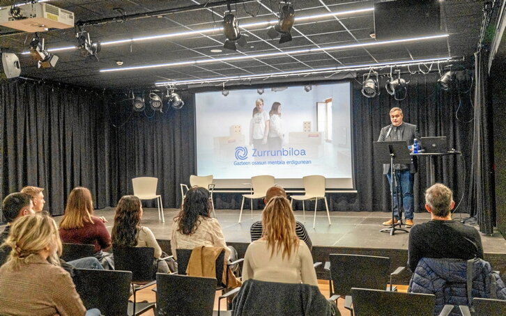 Jon Abril Elhuyarreko koordinatzailea, partaideekin batera, «Zurrunbiloa» aurkezten.