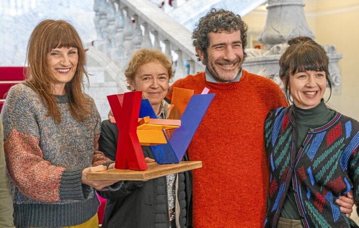 Intxaurraga, Irastorza, Barandiaran eta Gaztañaga, Donostia Antzerkia Sariko artelana eskuetan dutela.