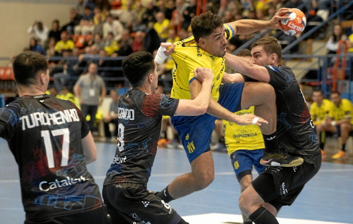 Rodrigo Salinas entra hasta la cocina en penetración.