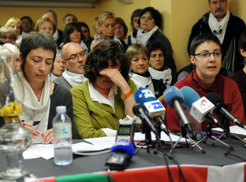 Yolanda Molina, en el centro, en la rueda de prensa en Baiona tras la muerte de Xabier López Peña en 2013.
