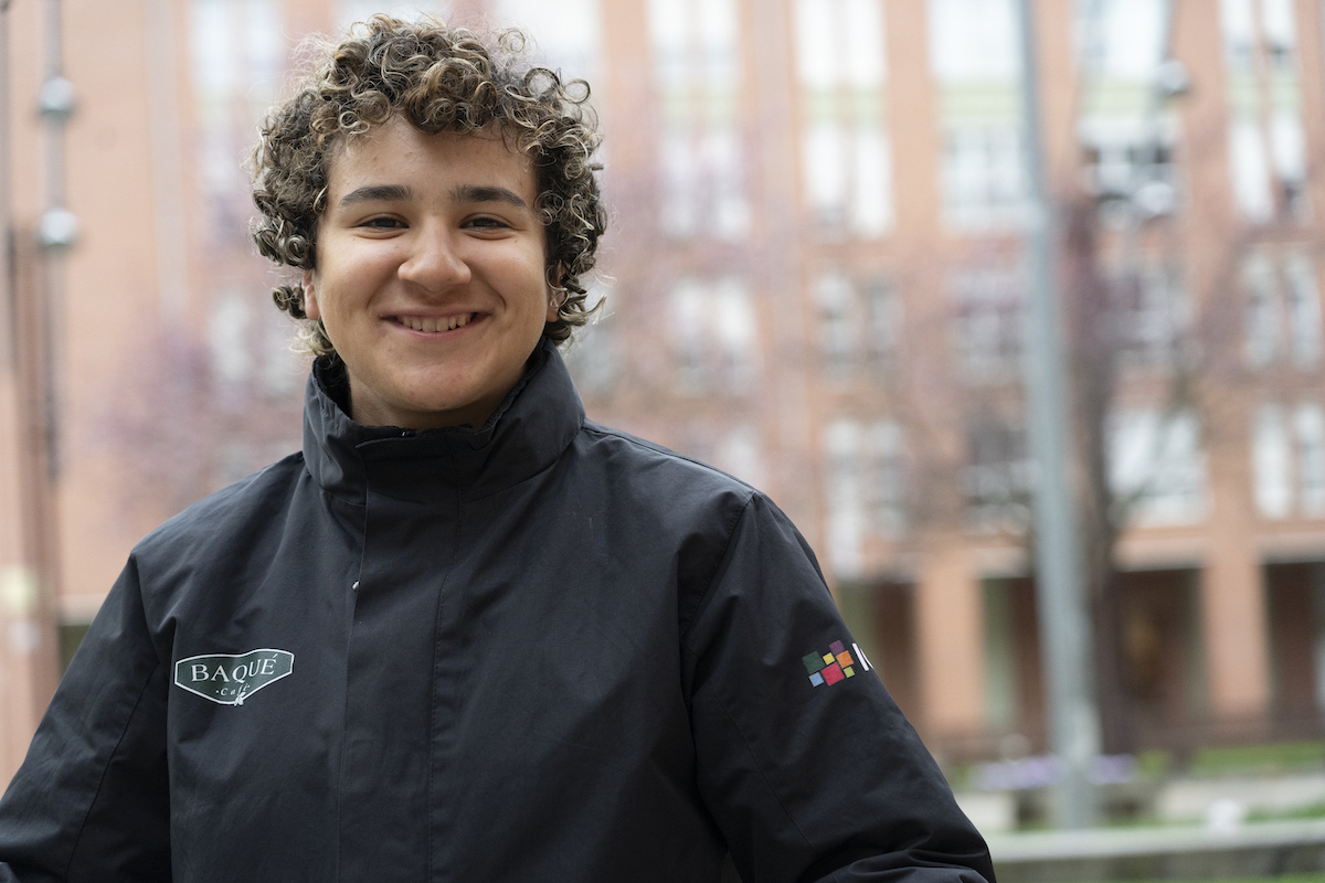Una sonriente Paula Ostiz posa en su barrio de Sanduzelai.