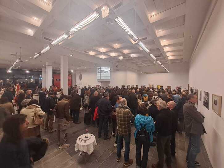 Visitantes en la exposición ‘Gerra eta denbora’, de la sala Amárica.