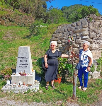 Merche Gallardo eta ahizpa, kartzelako eritxea zegoen tokiaan. 