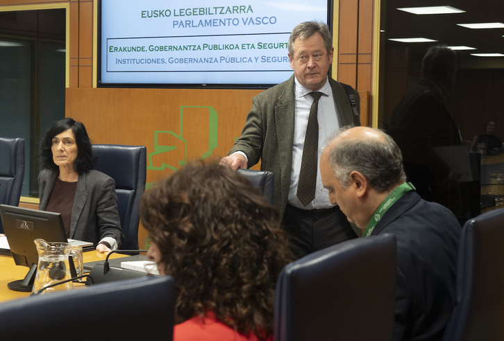 Zupiria, junto al viceconsejero y la directora de la Ertzaintza. A la izquierda, Olatz Peón (PNV), presidenta de la comisión parlamentaria.