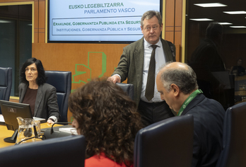 Zupiria, junto al viceconsejero y la directora de la Ertzaintza. A la izquierda, Olatz Peón (PNV), presidenta de la comisión parlamentaria.