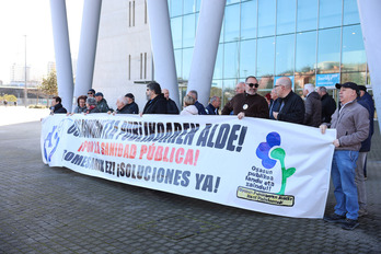 OPA Herri Plataformak se ha concentrado en los exteriores del BEC, donde se ha celebrado la sexta reunión del Pacto de Salud.