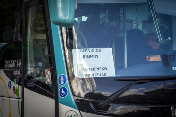 Urrian egin zuten lehen greba eguna Avanzan. Irudian, gutxieneko zerbitzua eman zuen autobus bat.