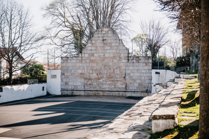 Sarako pilota entrenatzaile bat salatu dute adingabeko bati sexu erasoa egiteagatik. Irudian, Sarako frontoia.