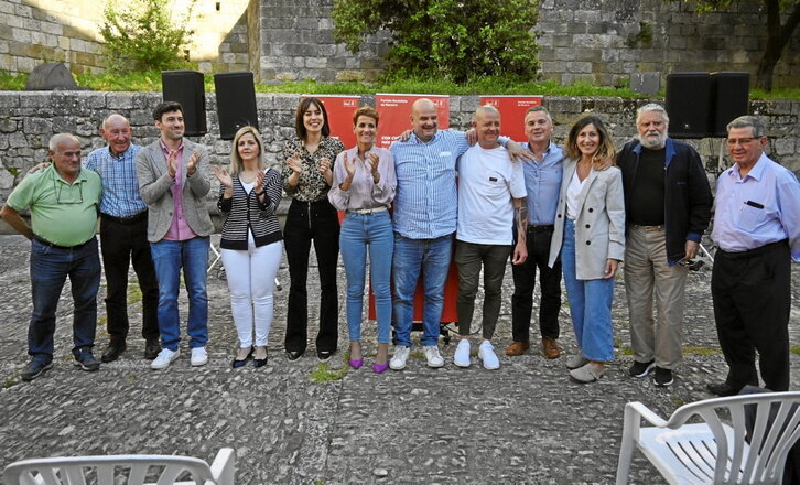 Fran Moleón, en el centro con camisa de rayas, con Chivite y el resto de la candidatura.