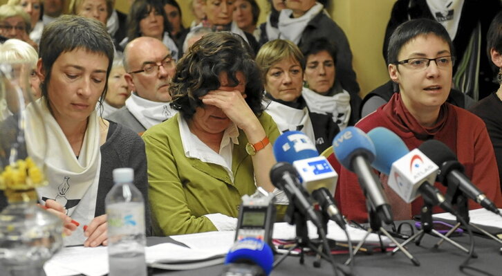 Molina, en el centro, en una rueda de prensa tras la muerte de López Peña en 2013.